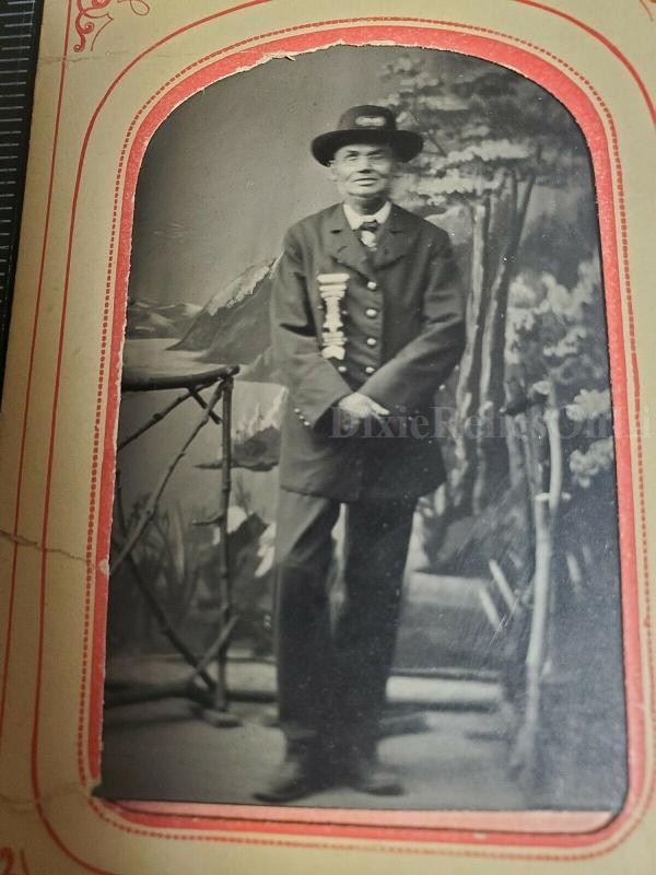 CIVIL WAR GAR VETERAN TINTYPE OF HIM WEARING HIS LADDER BADGE