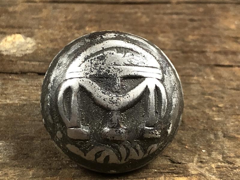 NON DUG CONFEDERATE LOCAL IRON FACE GEORGIA COAT BUTTON GA224