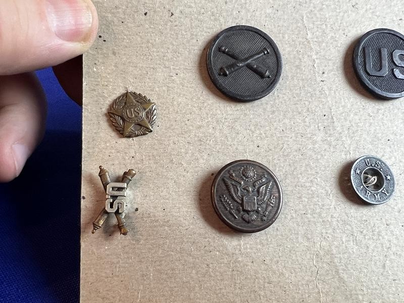 WW1 US UNIFORM INSIGNIA PINS AND COLLAR DISK