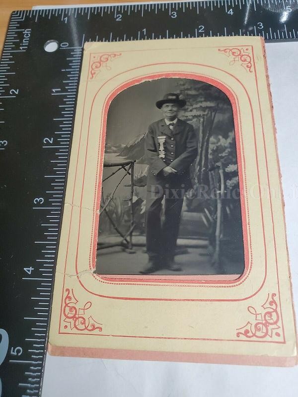 CIVIL WAR GAR VETERAN TINTYPE OF HIM WEARING HIS LADDER BADGE