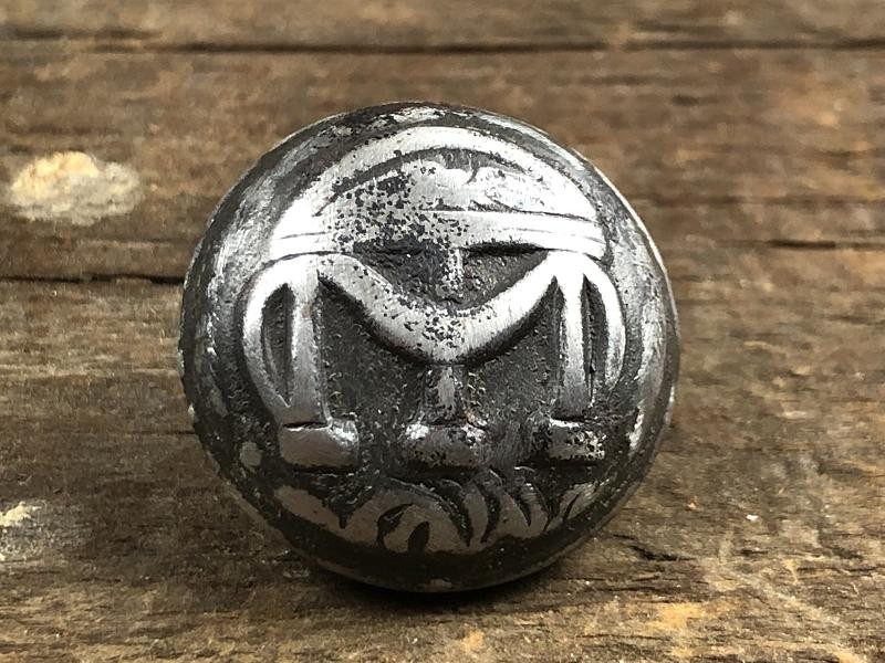 NON DUG CONFEDERATE LOCAL IRON FACE GEORGIA COAT BUTTON GA224