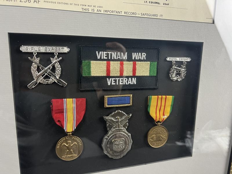 FRAMED USAFR VIETNAM WAR VETERAN DISCHARGE DOCUMENT AND MEDALS