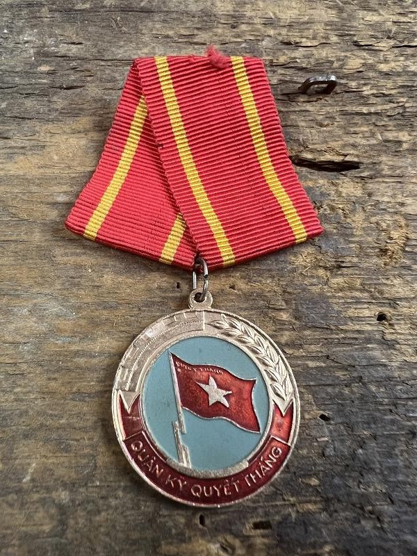 VIETNAM WAR MILITARY MEDAL QUAN KY QUYET THANG W/ RIBBON