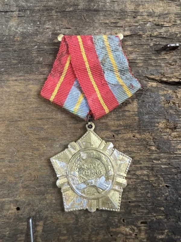 Viet Cong NLF North Vietnamese Army Medal Award QUYET THANG