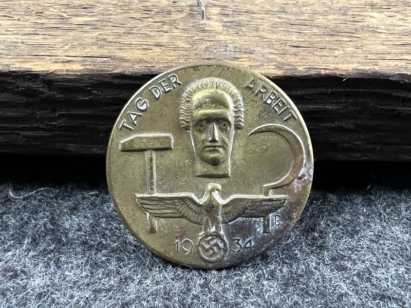 WWII GERMAN 1934 TAG DER ARBEIT TINNIE PIN