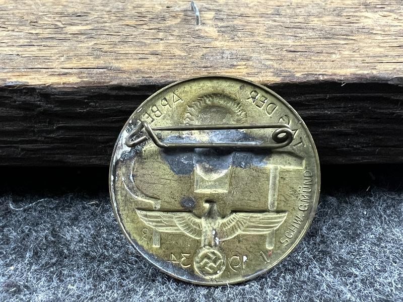WWII GERMAN 1934 TAG DER ARBEIT TINNIE PIN