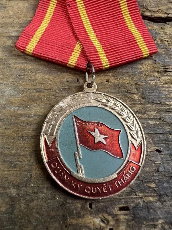 VIETNAM WAR MILITARY MEDAL QUAN KY QUYET THANG W/ RIBBON