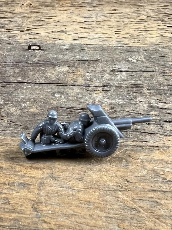 WWII GERMAN ARTILLERY SOLDIERS FIRGURE