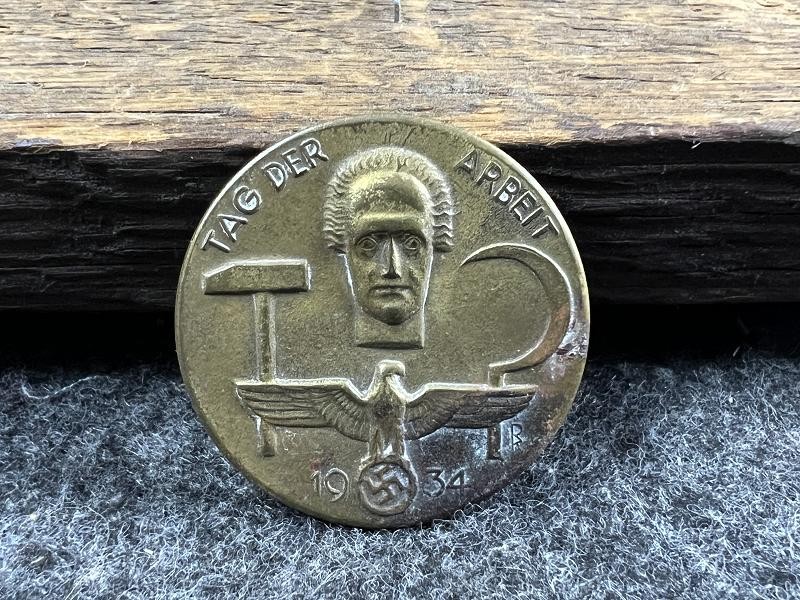 WWII GERMAN 1934 TAG DER ARBEIT TINNIE PIN