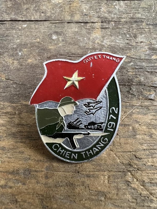 Viet Cong NLF North Vietnamese Army Pin CHEN THANG 1972