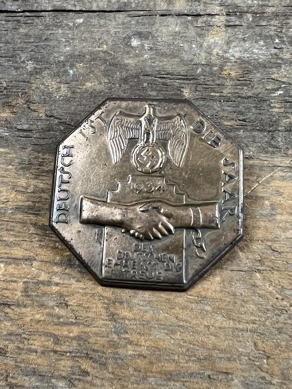 Original German TINNIE BADGE/Day Badge – DEUTSCH IST DIE SAAR 1934