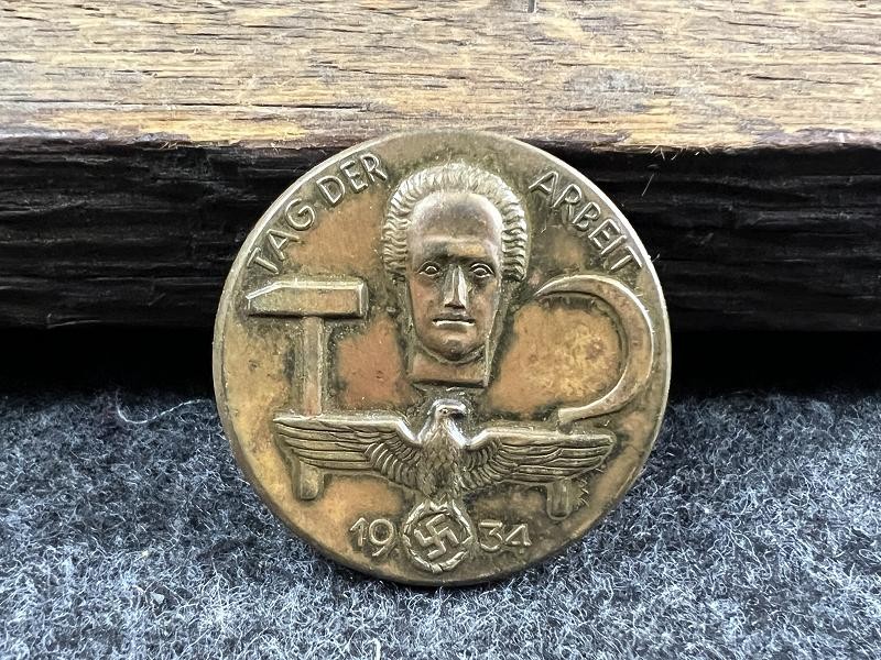 WWII GERMAN 1934 TAG DER ARBEIT TINNIE PIN