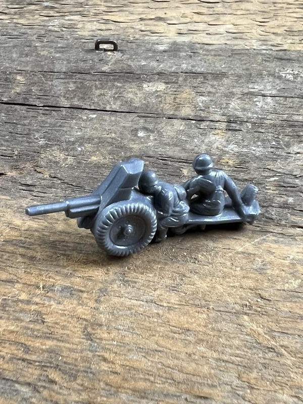 WWII GERMAN ARTILLERY SOLDIERS FIRGURE