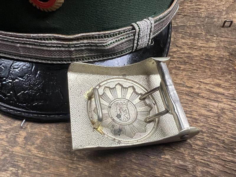 POST WWII GERMAN POLICE VISOR CAP AND BUCKLE