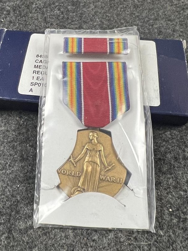 US WWII WW2 VICTORY MEDAL SET IN BOX