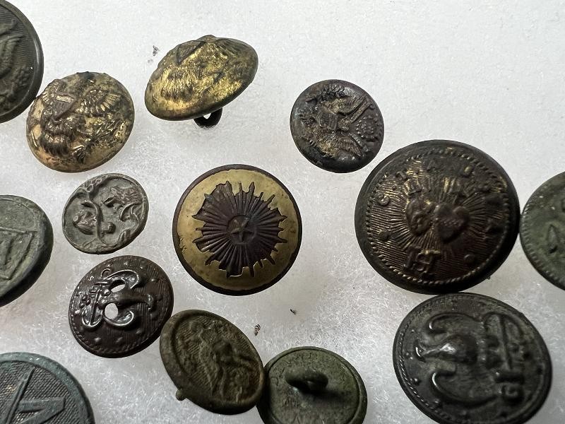 LARGE GROUP OF DUG WWI BUTTONS AND COLLAR INSIGNIAS WITH SOME INDIAN WAR BUTTONS