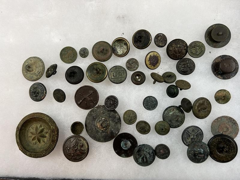 LARGE GROUP OF DUG WWI BUTTONS AND COLLAR INSIGNIAS WITH SOME INDIAN WAR BUTTONS