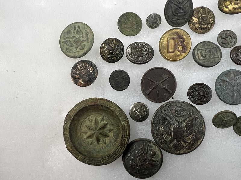 LARGE GROUP OF DUG WWI BUTTONS AND COLLAR INSIGNIAS WITH SOME INDIAN WAR BUTTONS