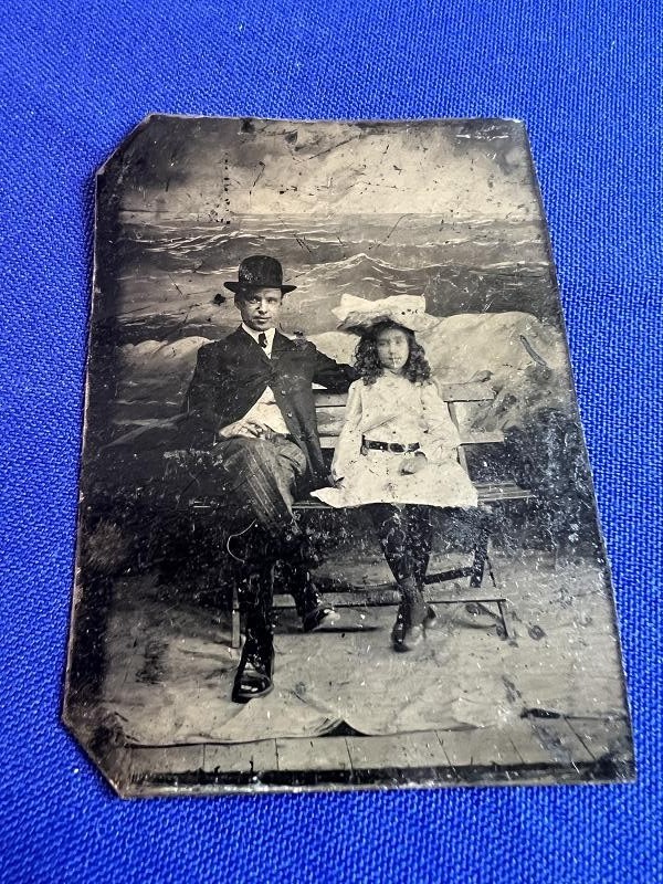 AWESOME 6th PLATE TINTYPE IMAGE PHOTO OF A MAN WITH HIS YOUNG DAUGHTER WITH GREAT HAT