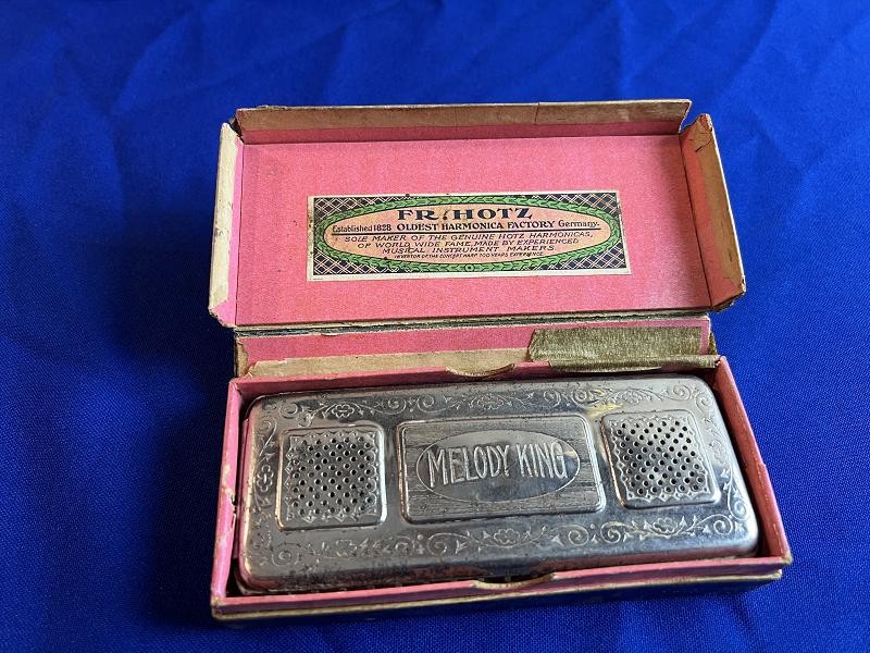 VINTAGE MELODY KING GENUINE HOTZ HARMONICA 60 REEDS. BY FR.HOTZ GERMANY. W/BOX
