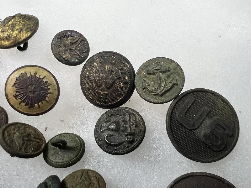 LARGE GROUP OF DUG WWI BUTTONS AND COLLAR INSIGNIAS WITH SOME INDIAN WAR BUTTONS