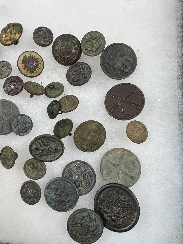 LARGE GROUP OF DUG WWI BUTTONS AND COLLAR INSIGNIAS WITH SOME INDIAN WAR BUTTONS