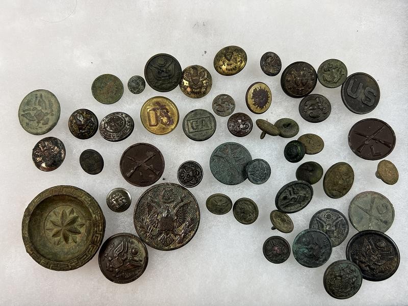 LARGE GROUP OF DUG WWI BUTTONS AND COLLAR INSIGNIAS WITH SOME INDIAN WAR BUTTONS