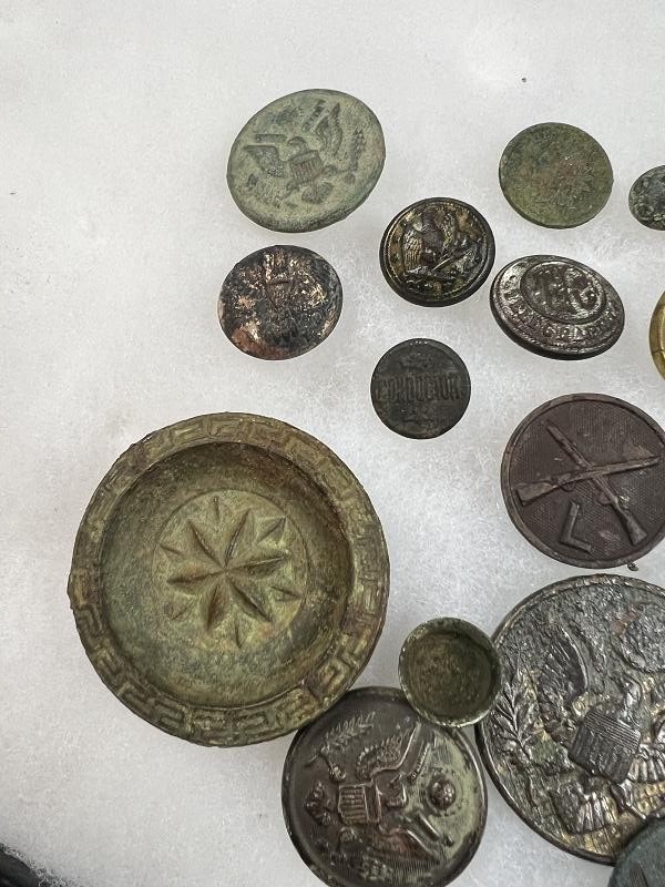 LARGE GROUP OF DUG WWI BUTTONS AND COLLAR INSIGNIAS WITH SOME INDIAN WAR BUTTONS