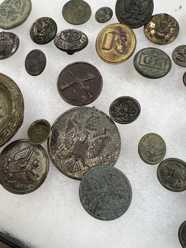 LARGE GROUP OF DUG WWI BUTTONS AND COLLAR INSIGNIAS WITH SOME INDIAN WAR BUTTONS