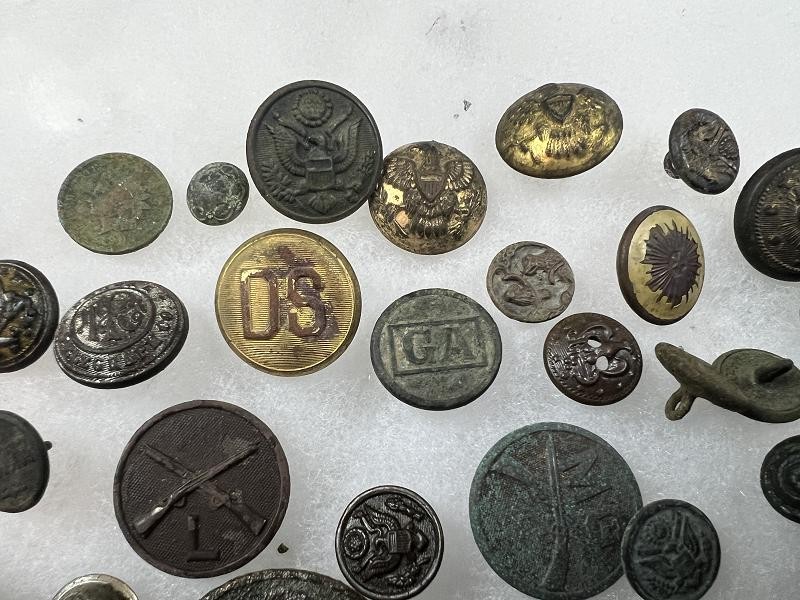 LARGE GROUP OF DUG WWI BUTTONS AND COLLAR INSIGNIAS WITH SOME INDIAN WAR BUTTONS