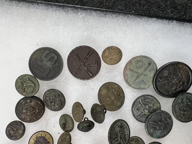 LARGE GROUP OF DUG WWI BUTTONS AND COLLAR INSIGNIAS WITH SOME INDIAN WAR BUTTONS