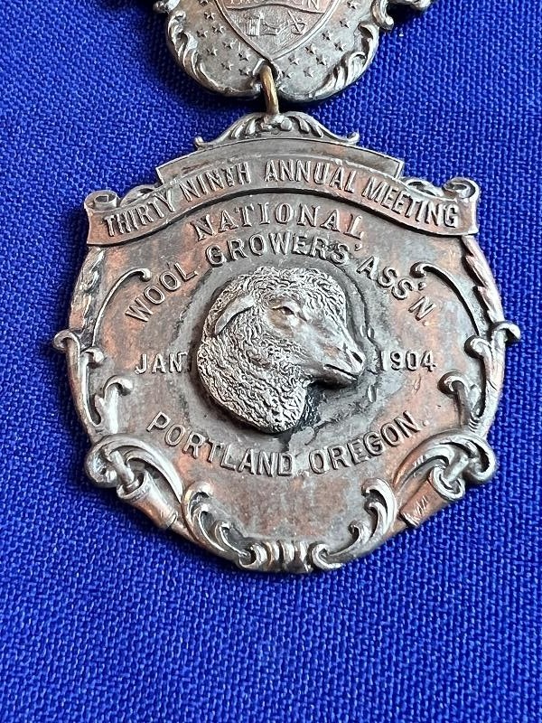1904 NATIONAL WOOL GROWERS ASSN 39TH ANNUAL MEETING PORTLAND OREGON MEDAL BADGE