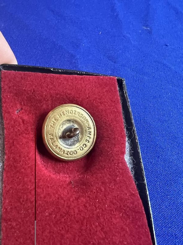 POST WAR VETERAN GEORGIA COAT BUTTON WITH RIKER CASE