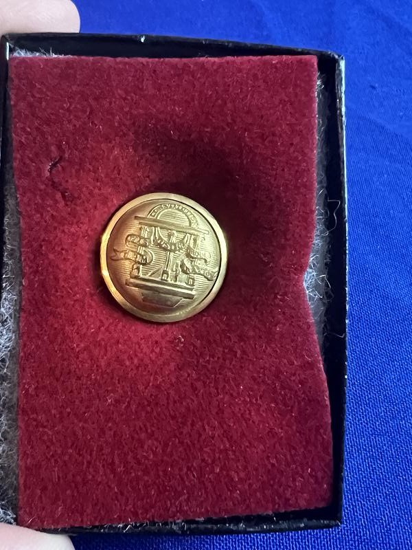 POST WAR VETERAN GEORGIA COAT BUTTON WITH RIKER CASE