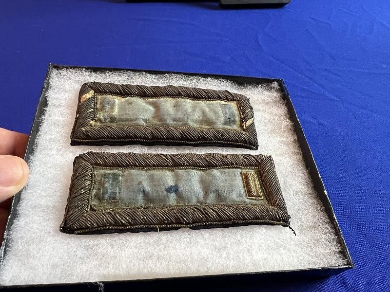 CIVIL WAR, FEDERAL LIEUTENANT’S PAIR OF INFANTRY SHOULDER STRAPS
