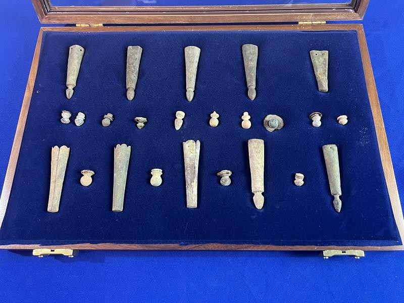 CONFEDERATE COLLECTION OF DUG BAYONET SCABBARD TIPS AND LEAD CARTRIDGE BOX FINIALS