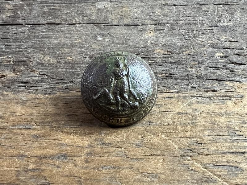 DUG CONFEDERATE VIRGINIA COAT BUTTON WITH SCOVILL RMDC BM